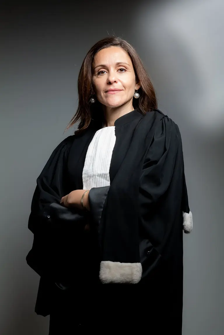 Maître Cécile Zakine, avocate en droit immobilier à Antibes, dans son cabinet d'Antibes